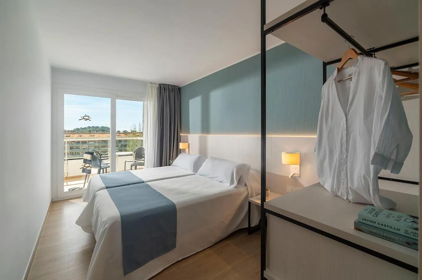 Aparthotel Costa Encantada Lloret de Mar 4*,